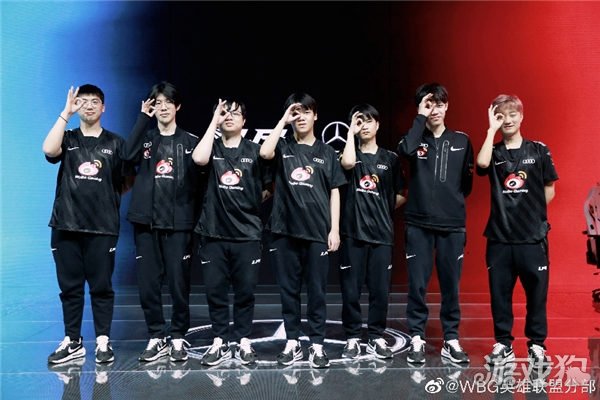 欣赏足球的 欣赏足球的